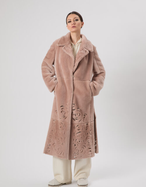 25/26 Cappotto maxi in shearling epilato con ricami laserati colore rosa antico