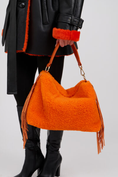 Borsa maxi in shearling bouclè con frange scamosciate colore arancione 