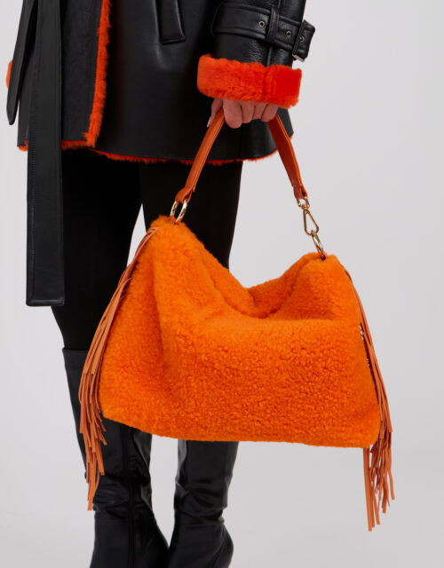 Borsa maxi in shearling bouclè con frange scamosciate colore arancione 
