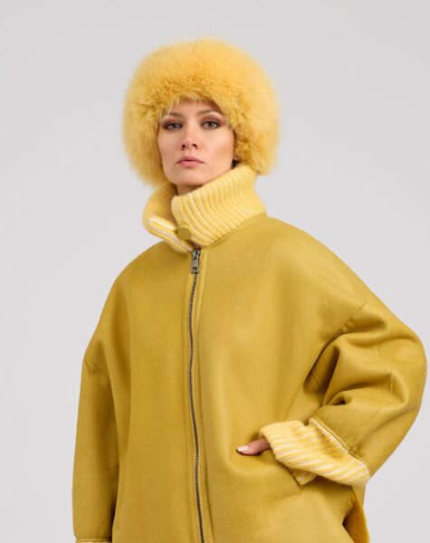 Cappello in cashmere con bordo in volpe colore mustard