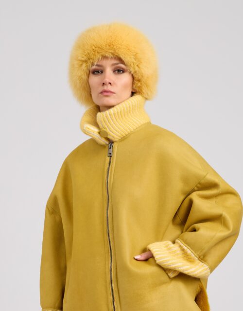 Cappello in cashmere con bordo in volpe colore mustard