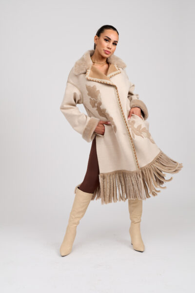 26/27 Cappotto in cashmere con bordure e frange in shearling epilato colore beige