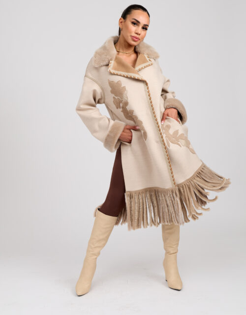 26/27 Cappotto in cashmere con bordure e frange in shearling epilato colore beige