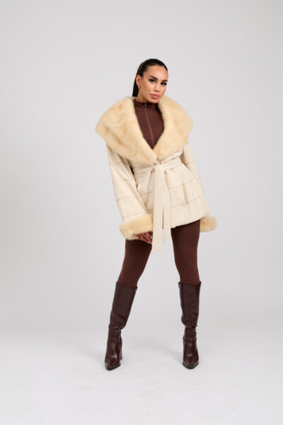 26/27 Cappotto in piumino con bordure in visone colore panna