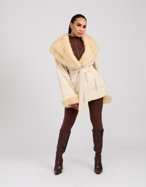 26/27 Cappotto in piumino con bordure in visone colore panna