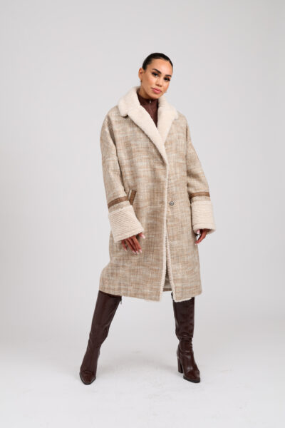26/27 Cappotto in cashmere con bordure in shearling laserato colore beige e panna