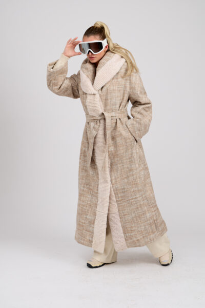 26/27 Cappotto maxi in cashmere con bordure in shearling laserato colore beige e panna