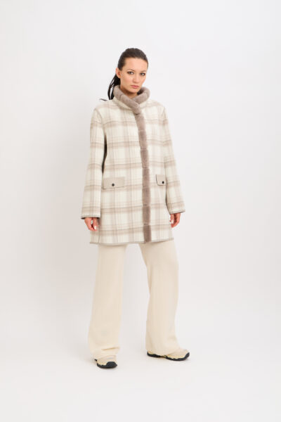 26/27 Cappotto in cashmere fantasia reversibile con bordure in visone colore beige e panna