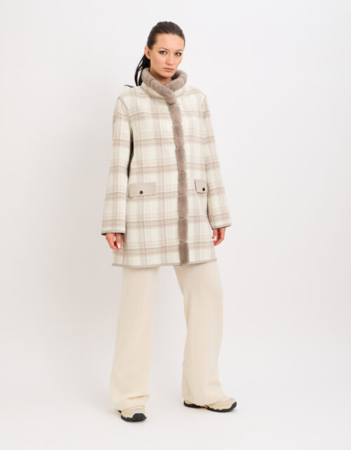 26/27 Cappotto in cashmere fantasia reversibile con bordure in visone colore beige e panna