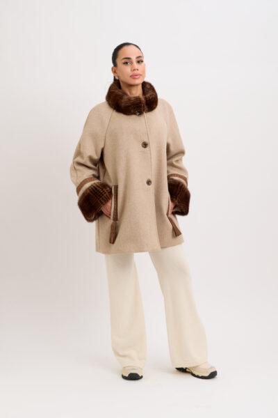 26/27 Cappotto in cashmere con bordure in visone stampato colore beige e marrone