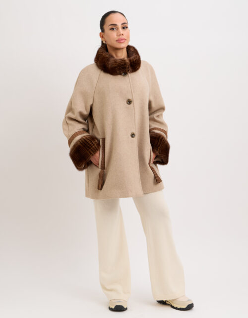 26/27 Cappotto in cashmere con bordure in visone stampato colore beige e marrone